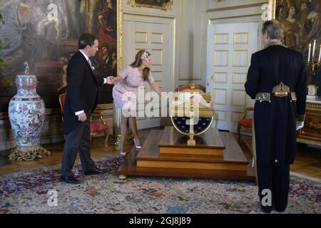 STOCKHOLM 20140608 Christopher OÂ´Neill und Prinzessin Madeleine werden gesehen, wie sie Prinzessin Leonore nach der Taufe für Prinzessin Leonore in der Königlichen Schlosskapelle Drottningholm bei Stockholm, Schweden, in die Wiege von König Karl XVS stellen. 8. Juni 2014. Es ist dieselbe Wiege, in der Prinzessin Madeleine während ihrer Taufe ruhte. Prinzessin Leonore ist die Tochter von Prinzessin Madeleine von Schweden und Herrn Christopher OÂ´Neill und die Enkelin von König Carl XVI Gustaf von Schweden. Das Schloss Drottningholm ist die Residenz von König Carl Gustaf und Königin Silvia. Foto: Jessica Gow / TT / kod 10070 Stockfoto