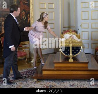 STOCKHOLM 20140608 Christopher OÃ‚Â´Neill und Prinzessin Madeleine werden gesehen, wie sie Prinzessin Leonore nach der Taufe für Prinzessin Leonore in der Königlichen Schlosskapelle Drottningholm bei Stockholm, Schweden, in die Wiege von König Karl XVS stellen. 8. Juni 2014. Es ist dieselbe Wiege, in der Prinzessin Madeleine während ihrer Taufe ruhte. Prinzessin Leonore ist die Tochter von Prinzessin Madeleine von Schweden und Herrn Christopher OÃ‚Â´Neill und die Enkelin von König Carl XVI Gustaf von Schweden. Das Schloss Drottningholm ist die Residenz von König Carl Gustaf und Königin Silvia. Foto: Jessica Gow / TT / kod 10070 Stockfoto