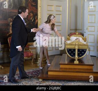 STOCKHOLM 20140608 Christopher OÂ´Neill und Prinzessin Madeleine werden gesehen, wie sie Prinzessin Leonore nach der Taufe für Prinzessin Leonore in der Königlichen Schlosskapelle Drottningholm bei Stockholm, Schweden, in die Wiege von König Karl XVS stellen. 8. Juni 2014. Es ist dieselbe Wiege, in der Prinzessin Madeleine während ihrer Taufe ruhte. Prinzessin Leonore ist die Tochter von Prinzessin Madeleine von Schweden und Herrn Christopher OÂ´Neill und die Enkelin von König Carl XVI Gustaf von Schweden. Das Schloss Drottningholm ist die Residenz von König Carl Gustaf und Königin Silvia. Foto: Jessica Gow / TT / kod 10070 Stockfoto