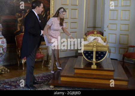 STOCKHOLM 20140608 Christopher OÂ´Neill und Prinzessin Madeleine werden gesehen, wie sie Prinzessin Leonore nach der Taufe für Prinzessin Leonore in der Königlichen Schlosskapelle Drottningholm bei Stockholm, Schweden, in die Wiege von König Karl XVS stellen. 8. Juni 2014. Es ist dieselbe Wiege, in der Prinzessin Madeleine während ihrer Taufe ruhte. Prinzessin Leonore ist die Tochter von Prinzessin Madeleine von Schweden und Herrn Christopher OÂ´Neill und die Enkelin von König Carl XVI Gustaf von Schweden. Das Schloss Drottningholm ist die Residenz von König Carl Gustaf und Königin Silvia. Foto: Jessica Gow / TT / kod 10070 Stockfoto