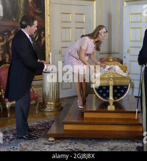 STOCKHOLM 20140608 Christopher OÂ´Neill und Prinzessin Madeleine werden gesehen, wie sie Prinzessin Leonore nach der Taufe für Prinzessin Leonore in der Königlichen Schlosskapelle Drottningholm bei Stockholm, Schweden, in die Wiege von König Karl XVS stellen. 8. Juni 2014. Es ist dieselbe Wiege, in der Prinzessin Madeleine während ihrer Taufe ruhte. Prinzessin Leonore ist die Tochter von Prinzessin Madeleine von Schweden und Herrn Christopher OÂ´Neill und die Enkelin von König Carl XVI Gustaf von Schweden. Das Schloss Drottningholm ist die Residenz von König Carl Gustaf und Königin Silvia. Foto: Jessica Gow / TT / kod 10070 Stockfoto