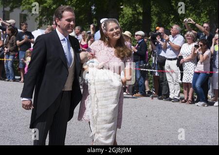 STOCKHOLM 20140608 Prinzessin Madeleine mit Prinzessin Leonore und Christoipher OÂ´Neill nach der Taufe für Prinzessin Leonore in der Königlichen Schlosskapelle Drottningholm bei Stockholm, Schweden 8. Juni 2014. Prinzessin Leonore ist die Tochter von Prinzessin Madeleine von Schweden und Herrn Christopher OÂ´Neill und die Enkelin von König Carl XVI Gustaf von Schweden. Das Schloss Drottningholm ist die Residenz von König Carl Gustaf und Königin Silvia. Foto Bertil Ericson / TT / kod 10000 Stockfoto