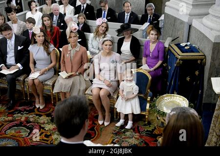 STOCKHOLM 20140608 L-R: Patrick Sommerlath, Louise Gottlieb, Tatjana D'Abo und Kronprinzessin Victoria mit Prinzessin Estelle während der Taufe für Prinzessin Leonore in der Königlichen Schlosskapelle Drottningholm bei Stockholm, Schweden 8. Juni 2014. Foto Bertil Ericson / TT / kod 10000 Stockfoto