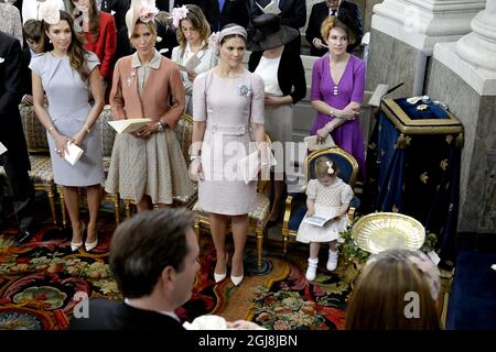 STOCKHOLM 20140608 L-R: Patrick Sommerlath, Louise Gottlieb, Tatjana D'Abo und Kronprinzessin Victoria mit Prinzessin Estelle während der Taufe für Prinzessin Leonore in der Königlichen Schlosskapelle Drottningholm bei Stockholm, Schweden 8. Juni 2014. Foto Bertil Ericson / TT / kod 10000 Stockfoto