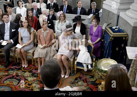 STOCKHOLM 20140608 L-R: Patrick Sommerlath, Louise Gottlieb, Tatjana D'Abo und Kronprinzessin Victoria mit Prinzessin Estelle während der Taufe für Prinzessin Leonore in der Königlichen Schlosskapelle Drottningholm bei Stockholm, Schweden 8. Juni 2014. Foto Bertil Ericson / TT / kod 10000 Stockfoto