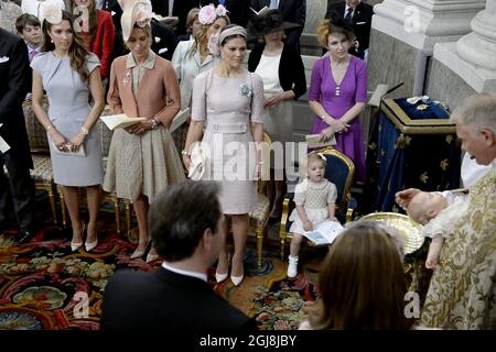 STOCKHOLM 20140608 L-R: Patrick Sommerlath, Louise Gottlieb, Tatjana D'Abo und Kronprinzessin Victoria mit Prinzessin Estelle während der Taufe für Prinzessin Leonore in der Königlichen Schlosskapelle Drottningholm bei Stockholm, Schweden 8. Juni 2014. Foto Bertil Ericson / TT / kod 10000 Stockfoto