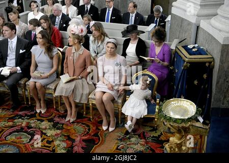 STOCKHOLM 20140608 L-R: Patrick Sommerlath, Louise Gottlieb, Tatjana D'Abo und Kronprinzessin Victoria mit Prinzessin Estelle während der Taufe für Prinzessin Leonore in der Königlichen Schlosskapelle Drottningholm bei Stockholm, Schweden 8. Juni 2014. Foto Bertil Ericson / TT / kod 10000 Stockfoto