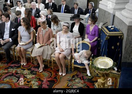 STOCKHOLM 20140608 L-R: Patrick Sommerlath, Louise Gottlieb, Tatjana D'Abo und Kronprinzessin Victoria mit Prinzessin Estelle während der Taufe für Prinzessin Leonore in der Königlichen Schlosskapelle Drottningholm bei Stockholm, Schweden 8. Juni 2014. Foto Bertil Ericson / TT / kod 10000 Stockfoto