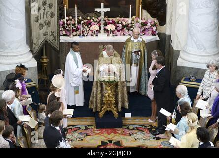 STOCKHOLM 20140608 Prinzessin Madeleine, Herr Chris O'Neill und Prinzessin Leonore rechts und die Priester Michael Bjerkhagen (C), anders Wejryd (L) und Lars-GÃƒÂ¶ran LÃƒÂ¶nnermark (TOP R) während der Taufe für Prinzessin Leonore in der königlichen Schlosskapelle Drottningholm bei Stockholm, Schweden 8. Juni 2014. Foto Henrik Montgomery / TT / kod 10000 Stockfoto