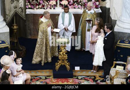 STOCKHOLM 20140608 Prinzessin Madeleine, Herr Chris O'Neill und Prinzessin Leonore rechts und die Priester Michael Bjerkhagen (C), anders Wejryd (L) und Lars-GÃƒÂ¶ran LÃƒÂ¶nnermark (TOP R) während der Taufe für Prinzessin Leonore in der königlichen Schlosskapelle Drottningholm bei Stockholm, Schweden 8. Juni 2014. Foto Henrik Montgomery / TT / kod 10000 Stockfoto