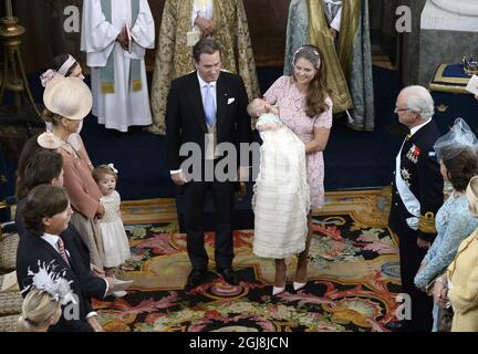 STOCKHOLM 20140608 Prinzessin Madeleine, Herr Chris O'Neill und Prinzessin Leonore während der Taufe für Prinzessin Leonore in der Königlichen Schlosskapelle Drottningholm bei Stockholm, Schweden 8. Juni 2014. Foto Henrik Montgomery / TT / kod 10000 Stockfoto