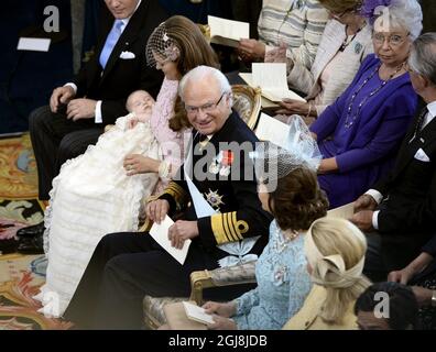 STOCKHOLM 20140608 Prinzessin Madeleine, Herr Chris O'Neill, Prinzessin Leonore, König Carl Gustaf und Königin Silvia (im Hintergrund Prinzessin Christina und Tord Magnuson) während der Taufe für Prinzessin Leonore in der Königlichen Schlosskapelle Drottningholm bei Stockholm, Schweden 8. Juni 2014. Foto Henrik Montgomery / TT / kod 10000 Stockfoto