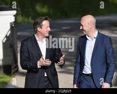 Der britische Premierminister David Cameron, links, geht mit dem schwedischen Premierminister Fredrik Reinfeldt, rechts, im Garten von Reinfeldts Sommerresidenz Harpsund, südlich von Stockholm, Schweden, 9. Juni 2014. Gemeinsam mit Bundeskanzlerin Angela Merkel und dem niederländischen Ministerpräsidenten Mark Rutte treffen sie sich Montag bis Dienstag zu Gesprächen über die EU und das neue Europäische Parlament. Stockfoto