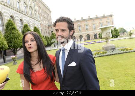 STOCKHOLM 20140627 der schwedische Prinz Carl Philip, rechts, und Sofia Hellqvist, links, gaben ihre Verlobung auf einer Pressekonferenz im Stockholmer Palast am freitag, den 27. Juni 2014 bekannt. Foto: Jonas Ekstromer / TT / kod 10030 Stockfoto