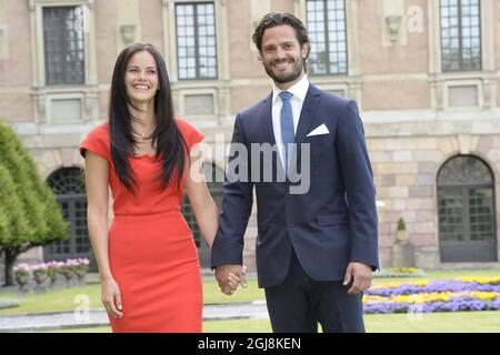 STOCKHOLM 20140627 der schwedische Prinz Carl Philip, rechts, und Sofia Hellqvist, links, gaben ihre Verlobung auf einer Pressekonferenz im Stockholmer Palast am freitag, den 27. Juni 2014 bekannt. Foto: Jonas Ekstromer / TT / kod 10030 Stockfoto