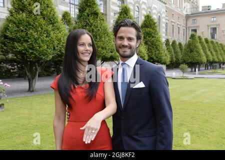 STOCKHOLM 20140627 der schwedische Prinz Carl Philip, rechts, und Sofia Hellqvist, links, gaben ihre Verlobung auf einer Pressekonferenz im Stockholmer Palast am freitag, den 27. Juni 2014 bekannt. Foto: Jonas Ekstromer / TT / kod 10030 Stockfoto