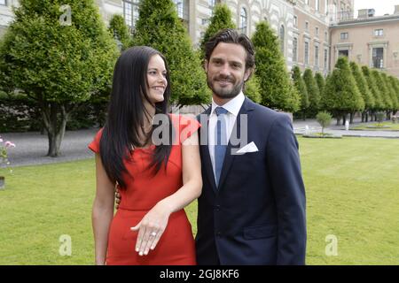 STOCKHOLM 20140627 der schwedische Prinz Carl Philip, rechts, und Sofia Hellqvist, links, gaben ihre Verlobung auf einer Pressekonferenz im Stockholmer Palast am freitag, den 27. Juni 2014 bekannt. Foto: Jonas Ekstromer / TT / kod 10030 Stockfoto