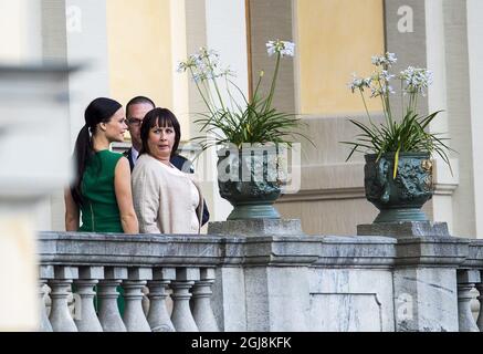 STOCKHOLM 20140627 Prinz Carl Philip und Sofia Hellqvist bei einem privaten Verlobungsessen im Schloss Drottningholm zusammen mit König Carl Gustaf, Königin Silvia und Sofiys Eltern. BILD: Sofia Hellqvist zusammen mit ihrer Mutter Marie Hellqvist Foto: Suvad Mrkonjic / EXP / TT / kod 7116 ** OUT AFTONBLADET ** Stockfoto