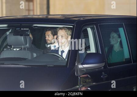 STOCKHOLM 20140627 Prinz Carl Philip und Sofia Hellqvist bei einem privaten Verlobungsessen im Schloss Drottningholm zusammen mit König Carl Gustaf, Königin Silvia und Sofiys Eltern. FOTO: Prinz Carl Philip und Sofia Hellqvist verlassen das Abendessen. Foto: Suvad Mrkonjic / EXP / TT / kod 7116 ** OUT AFTONBLADET ** Stockfoto