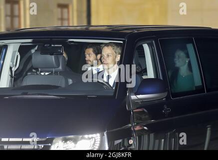 STOCKHOLM 20140627 Prinz Carl Philip und Sofia Hellqvist bei einem privaten Verlobungsessen im Schloss Drottningholm zusammen mit König Carl Gustaf, Königin Silvia und Sofiys Eltern. FOTO: Prinz Carl Philip und Sofia Hellqvist verlassen das Abendessen. Foto: Suvad Mrkonjic / EXP / TT / kod 7116 ** OUT AFTONBLADET ** Stockfoto