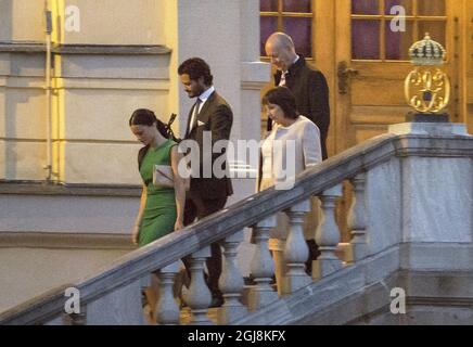 STOCKHOLM 20140627 Prinz Carl Philip und Sofia Hellqvist bei einem privaten Verlobungsessen im Schloss Drottningholm zusammen mit König Carl Gustaf, Königin Silvia und Sofiys Eltern. FOTO: Sofia Hellqvist, Prinz Carl Philip, Marie Hellqvist und Vater Erik Hellqvist Foto: Roger Vikstrom / EXP / TT / kod 7115 ** OUT AFTONBLADET ** Stockfoto