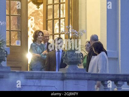 STOCKHOLM 20140627 Prinz Carl Philip und Sofia Hellqvist bei einem privaten Verlobungsessen im Schloss Drottningholm zusammen mit König Carl Gustaf, Königin Silvia und Sofiys Eltern. FOTO: Königin Silvia, König Carl Gustaf, der in der Tür steht, als Sofia Hellqvist, Prinz Carl Philip, Marie Hellqvist und Vater Erik Hellqvist gehen. Foto: Roger Vikstrom / EXP / TT / kod 7115 ** OUT AFTONBLADET ** Stockfoto