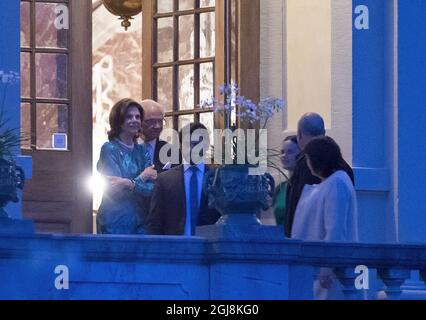 STOCKHOLM 20140627 Prinz Carl Philip und Sofia Hellqvist bei einem privaten Verlobungsessen im Schloss Drottningholm zusammen mit König Carl Gustaf, Königin Silvia und Sofiys Eltern. FOTO: Königin Silvia, König Carl Gustaf, der in der Tür steht, als Sofia Hellqvist, Prinz Carl Philip, Marie Hellqvist und Vater Erik Hellqvist gehen. Foto: Roger Vikstrom / EXP / TT / kod 7115 ** OUT AFTONBLADET ** Stockfoto