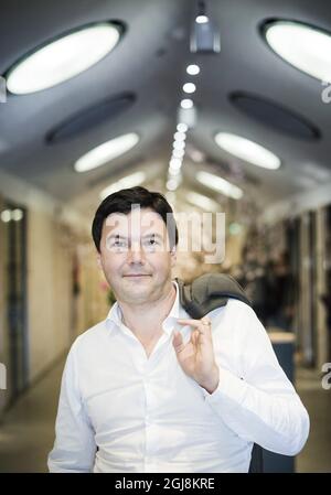 STOCKHOLM 20140630 der französische Ökonom und Autor Thomas Piketty bei einer Pressekonferenz auf dem Flughafen Arlanda vor seinem Besuch der politischen Woche in Almedalen auf der Insel Gotland, Schweden. Foto: Pontus Lundahl / TT / kod 10050 Stockfoto