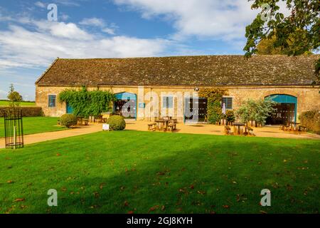 Das Coach House Café befindet sich in einem historischen, restaurierten Gebäude im Mapperton House, Dorset, England, Großbritannien Stockfoto