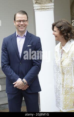 BORGHOLM 2014-07-14 Prinz Daniel und Königin Silvia am 14. Juli 2014 im Hof des Sommerresidenz Sollidens auf der schwedischen Insel Oland, anlässlich des 37. Geburtstages von Kronprinzessin VictoriaÂ. Foto: Mikael Fritzon /TT / kod: 62360 Stockfoto