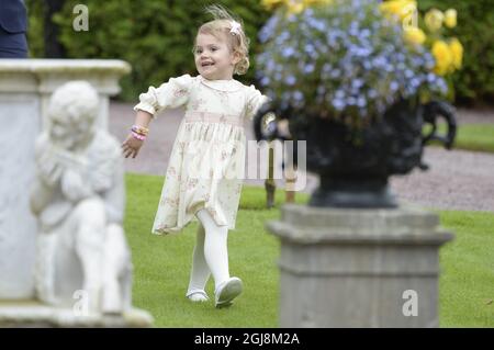 BORGHOLM 2014-07-14 Prinzessin Estelle im Hof des Sommerresidenz der königlichen Familie Sollidens Palast, auf der Insel Oland, Schweden, am 14. Juli 2014, anlässlich der Feierlichkeiten zum 37. Geburtstag von Kronprinzessin VictoriaÂ. Foto: Mikael Fritzon /TT / kod: 62360 Stockfoto