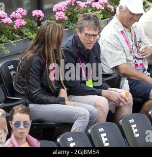 BASTAD 2014-07-14 Hugh Grant und Anna Eberstein werden während der Collector Swedish Open Tennis in Bastad, Westschweden, 14. Juli 2014, gesehen. Laut Medien ist die Schwedin Anna Eberstein die Mutter des Kindes von Hugh GrantÂ. Foto Bjorn Larsson Rosvall / TT / Kod 9200 Stockfoto