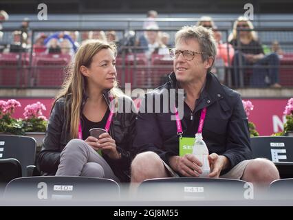 BASTAD 2014-07-14 Hugh Grant und Anna Eberstein werden während der Collector Swedish Open Tennis in Bastad, Westschweden, 14. Juli 2014, gesehen. Laut Medien ist die Schwedin Anna Eberstein die Mutter des Kindes von Hugh GrantÂ. Foto Bjorn Larsson Rosvall / TT / Kod 9200 Stockfoto