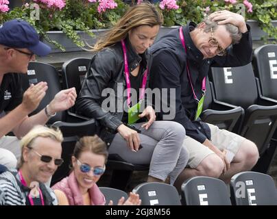 BASTAD 2014-07-14 Hugh Grant und Anna Eberstein werden während der Collector Swedish Open Tennis in Bastad, Westschweden, 14. Juli 2014, gesehen. Laut Medien ist die Schwedin Anna Eberstein die Mutter des Kindes von Hugh GrantÂ. Foto Bjorn Larsson Rosvall / TT / Kod 9200 Stockfoto