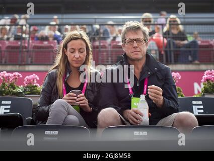 BASTAD 2014-07-14 Hugh Grant und Anna Eberstein werden während der Collector Swedish Open Tennis in Bastad, Westschweden, 14. Juli 2014, gesehen. Laut Medien ist die Schwedin Anna Eberstein die Mutter des Kindes von Hugh GrantÂ. Foto Bjorn Larsson Rosvall / TT / Kod 9200 Stockfoto