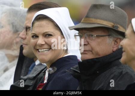 BORGHOLM 2014-07-14 Prinz Daniel, Kronprinzessin Victoria und König Carl Gustaf werden während der Feierlichkeiten zum 37. Geburtstag der Kronprinzessin VictoriaÂ´s Borgholm, Schweden, am 14. Juli 2014, gesehen. Foto: Mikael Fritzon / TT / kod: 1564 Stockfoto