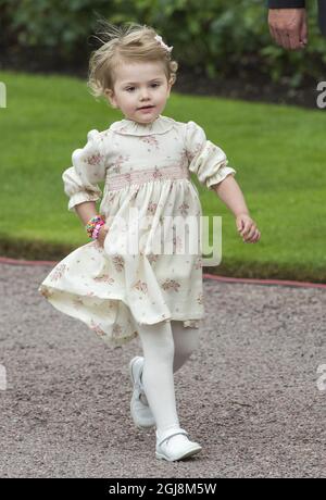 BORGHOLM 2014-07-14 Prinzessin Estelle im Hof des Sommerresidenz der königlichen Familie Sollidens Palast, auf der Insel Oland, Schweden, am 14. Juli 2014, anlässlich der Feierlichkeiten zum 37. Geburtstag von Kronprinzessin VictoriaÂ. Foto: Mikael Fritzon /TT / kod: 62360 Stockfoto