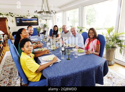 *EXKLUSIV* (links) Sven-Goran Erikssons Sohn Johan mit seiner Frau Amana. (Ganz rechts) Sven-Goran Erikssons Bruder, Lasse mit seiner Frau und Sven-Goran Eriksson mit seiner Freundin Yaniset Bravo und ihrem Sohn Alcides beim Mittagessen in seinem Herrenhaus in der Nähe von Sunne, Schweden, am 12. Juni 2013. Stockfoto