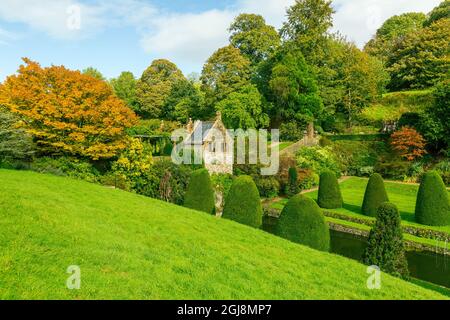 Herbstfarben rund um das Sommerhaus mit Blick auf den Pool-Garten im Mapperton House, Dorset, England, Großbritannien Stockfoto