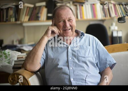 STOCKHOLM **DATEI **2014-08-19 der schwedische Filmemacher Roy Andersson hat in seinem Büro in Stockholm fotografiert. Sein neuer Spielfilm 'A Pigeon Sat on a Branch Reflecting on Existence' wird heute, 2. September 2014, auf den 71. Filmfestspielen in Venedig international Premiere feiern. Foto: Fredrik Sandberg / TT / Kod 10080 Stockfoto