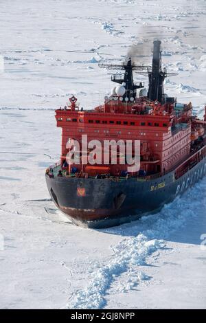 Russland. Luftaufnahme des russischen Atomeisbrechers, 50 Jahre Sieg. Brechen durch Packeis in der Hocharktischen bei 85.6 Grad nördlich auf dem Weg nach t Stockfoto