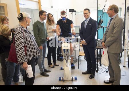 OREBRO 20140903 Prinz Daniel besucht die Universität von Orebro. Hier trifft er einen Mann auf einem Heimtrainer in einem Labor, wo er über die Studie „die metabolischen Auswirkungen von Bewegung bei jungen Männern mit Typ-1-Diabetes“ und einen Vortrag über Sportmedizin/sportphysiologische Forschung informiert wurde. Foto: Fredrik Sandberg / TT / Kod 10080 Stockfoto