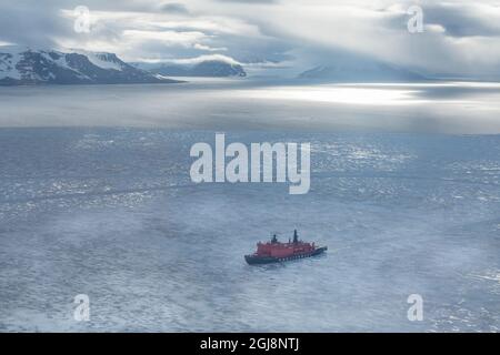 Russland, hohe Arktis, Franz Josef Land, russische Arktis National Park. Blick auf 50 Jahre Sieg segeln durch schnelle Eis. Stockfoto