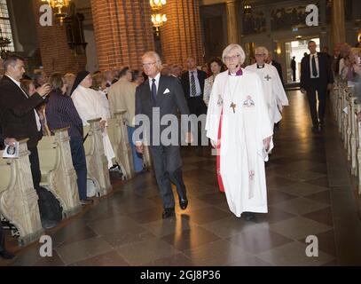 STOCKHOLM 2014-09-08 König Carl Gustaf und Erzbischof Antje Jackelen kommen zu einem ökumenischen Gottesdienst zur Lage im Irak und in Syrien, der am 8. September 2014 in der Stockholmer Kathedrale abgehalten wird. Foto: Fredrik Sandberg / TT / Kod 10080 Stockfoto