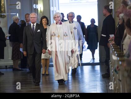 STOCKHOLM 2014-09-08 König Carl Gustaf und Erzbischof Antje Jackelen kommen zu einem ökumenischen Gottesdienst zur Lage im Irak und in Syrien, der am 8. September 2014 in der Stockholmer Kathedrale abgehalten wird. Foto: Fredrik Sandberg / TT / Kod 10080 Stockfoto