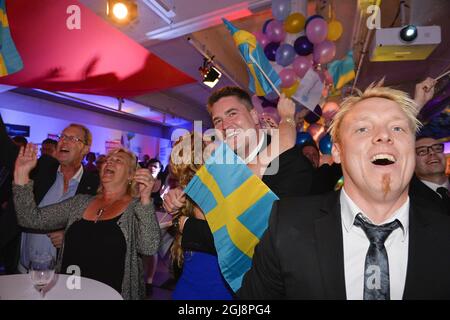 STOCKHOLM 2014-09-14 die Menschen jubeln über die Wahlnachtspartei der Schwedischen Demokraten in Stockholm, Schweden, nachdem die ersten Ausstiegswahlen ergeben haben, dass die Partei nach den schwedischen Parlamentswahlen am 14. September 2014 die drittgrößte im schwedischen parlament sein wird. Foto: Anders Wiklund / TT / Kod 10040 Stockfoto