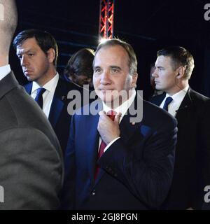 STOCKHOLM 2014-09-14 der Parteivorsitzende Stefan Lofven wird interviewt, als er am Sonntag bei der Nachtparty der Sozialdemokraten in der Waterfront in Stockholm eintrifft. Die ersten Ausstiegsumfragen zeigen die Rot-Grün-Zahlen an der Spitze, wobei Lofven auf PM gesetzt ist. Foto: Claudio Brescaiani / TT / Kod 10090 Stockfoto