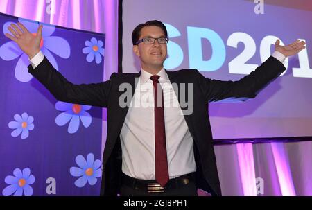 STOCKHOLM 2014-09-14 der Parteivorsitzende Jimmie Akesson spricht am Sonntagabend bei der Wahlnachtsparty der Schwedischen Demokraten in Stockholm. Ausstiegsumfragen deuten darauf hin, dass die Partei nach den Parlamentswahlen in Schweden am 14. September 2014 die drittgrößte im schwedischen parlament sein wird. Foto: Anders Wiklund / TT / Kod 10040 Stockfoto