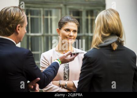 RIGA 2014-09-17 Kronprinzessin Victoria von Schweden besucht die Eckhaus-Ausstellung im ehemaligen KGB-Gebäude in Riga Lettland 17. September 2014. . Victoria ist zu einem offiziellen Besuch in Lettland014. . Victoria ist auf einem offiziellen Besuch in Lettland Foto: Suvad Mrkonjic / EXP / TT / kod 7116 ** OUT SWEDEN OUT** Stockfoto