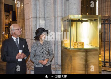 STOCKHOLM 20140923 König Carl Gustaf und Königin Silvia werden durch eine Ausstellung der SwedenÃ‚Â´s ältesten KingÃ‚Â´s Krone, die des 1160 verstorbenen Heiligen Eric IX, im Dom von Uppssa, Schweden, am 24. September 2014, gesehen. Die RoyalsÃ¢Â € Â™ besucht Uppsalen für die jährliche Generalsynode der schwedischen Kirche. Foto: Suvad Mrkonjic / EXP / TT / kod 7116 ** AUS SCHWEDEN HERAUS ** Stockfoto